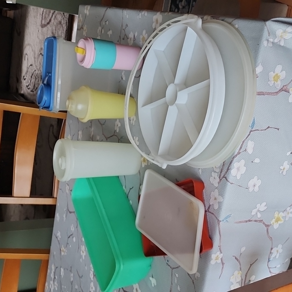 Tupperware containers - Picture 2 of 2